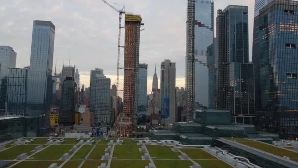 Αεροφωτογραφία Της Κατασκευής Ουρανοξύστη Στη Νέα Υόρκη Τραβήξτε Προς Πίσω — Αρχείο Βίντεο