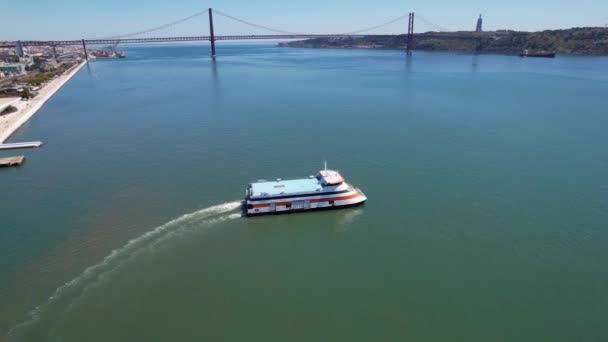 Flygfoto Färja Tagus Floden April Bron Bakgrunden Lissabon Cirkling Drönare — Stockvideo