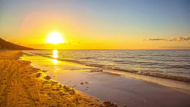 5K海からの波と海岸線を歩く人々と砂浜で美しい夕日のタイムラプス イディリスのパノラマショット — ストック動画