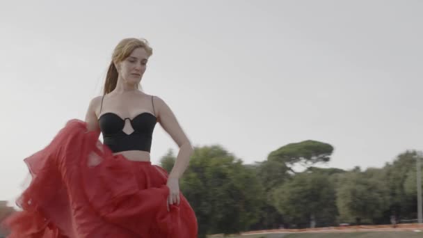 Hermosa Mujer Bailando Vestido Rojo Fuera Castillo — Vídeo de stock