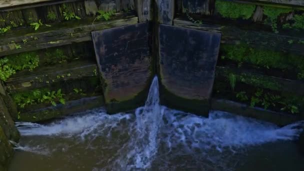 Cerradura Del Canal Con Agua Que Vierte Través Grandes Puertas — Vídeo de stock