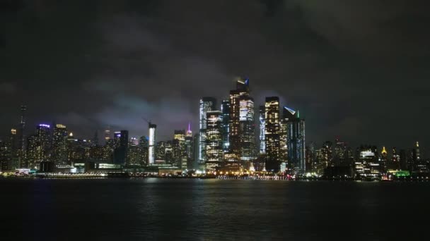 Manhattan New York Şehir Merkezinin Işıklarla Hareket Eden Bulutlarla Dolu — Stok video
