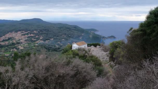 Yunanistan Daki Uçurum Korfusunun Tepesindeki Kilisenin Panoramik Manzarası — Stok video