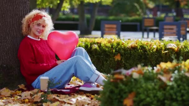 Kalp Şeklinde Balon Tutan Genç Bir Kadının Portresi Sevgi Şefkat — Stok video