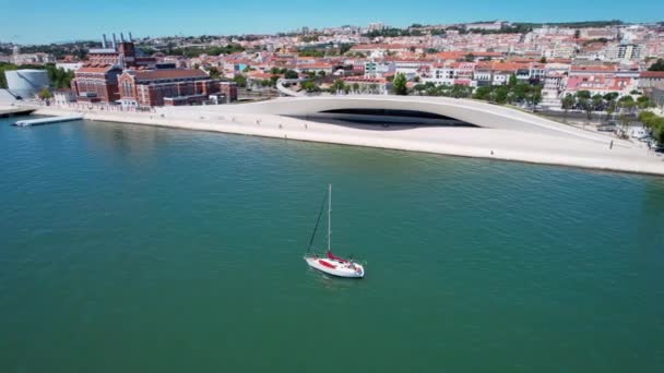 从空中俯瞰一艘经过贝伦海岸的帆船 我看到了葡萄牙里斯本的晴天 无人飞机在空中鸣枪 — 图库视频影像