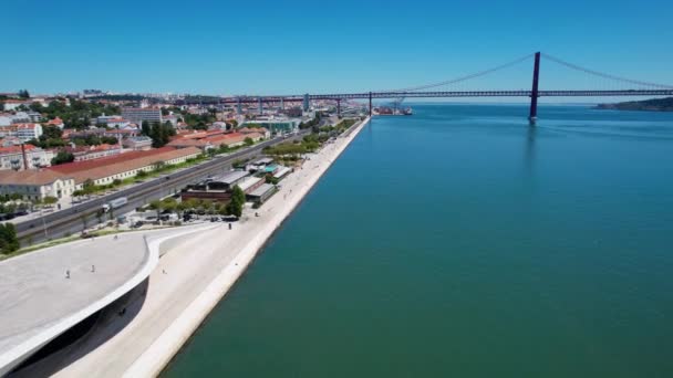 4月25日 葡萄牙里斯本 阳光灿烂 俯瞰Belem海岸的无人驾驶飞机俯瞰着大桥 — 图库视频影像