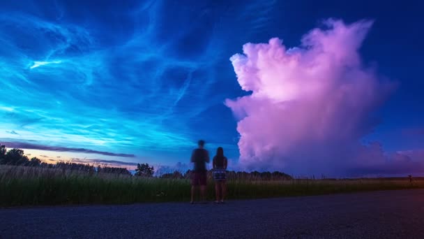 杂志的5K全景节目中 一对情侣在户外散步时 在天空中欣赏着紫色和蓝色的云彩 他们的时光飞逝 — 图库视频影像
