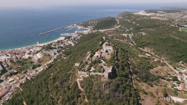 Κάστρο Σεσίμπρα Θέα Στην Παραλία Πόλη Και Παραλία Σεσίμπρα Πορτογαλία — Αρχείο Βίντεο