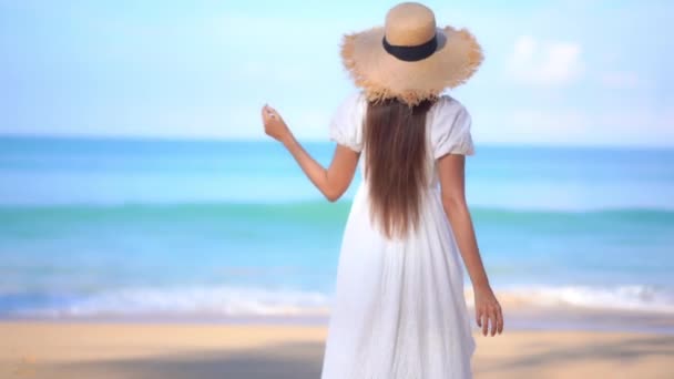 Βάθος Πεδίου Εσύ Νεαρή Γυναίκα Λευκό Κυματιστό Φόρεμα Και Ψάθινο — Αρχείο Βίντεο