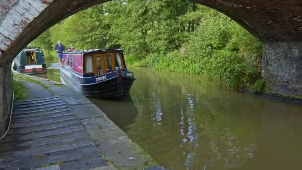 Fritids Hyrd Kanal Smalbåt Med Semesterfirare Stannar Bron Längs Towpath — Stockvideo