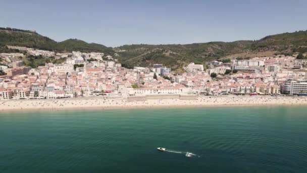 Gente Disfrutando Playa Arena Sesimbra Pintorescas Casas Adosadas Contra Colinas — Vídeos de Stock