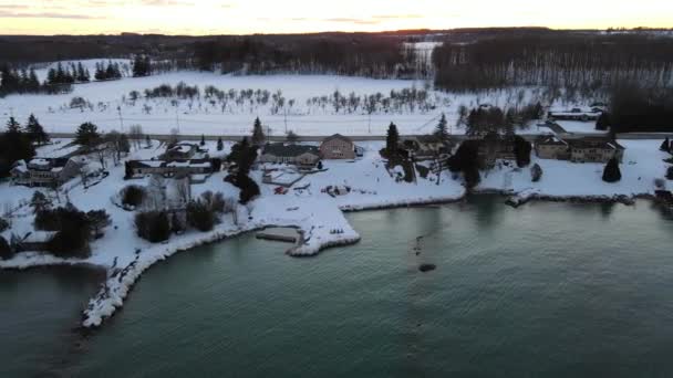 Widok Powietrza Piękne Miasteczko Rybackie Kanadzie Pokryte Grubą Warstwą Śniegu — Wideo stockowe