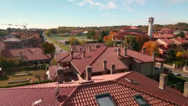 Vliegen Daken Tussen Antennes Schoorstenen Met Herfst Vegetatie Achtergrond Luchtfoto — Stockvideo