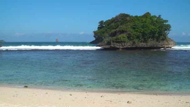 Pulau Terumbu Karang Yang Megah Dekat Pantai Asmara Dengan Ombak — Stok Video