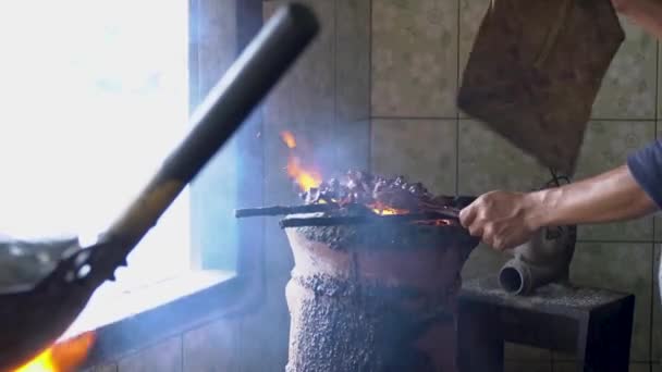 Indonezyjski Osoba Gotowanie Świeże Baranina Otwartym Płomieniu Grill Widok Bliska — Wideo stockowe
