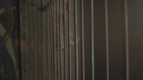 Push Pohled Starou Rezavou Opuštěnou Vězeňskou Celu Nálepkou Smiley Wall — Stock video