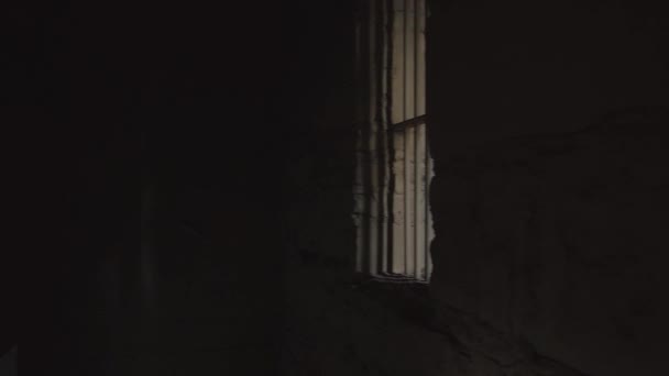 Пов Знімок Втраченого Всередині Сумнозвісного Темного Язничного Коридору Іржавими Смугами — стокове відео