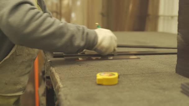공장에서 유리를 조각으로 절단하는 노동자 — 비디오