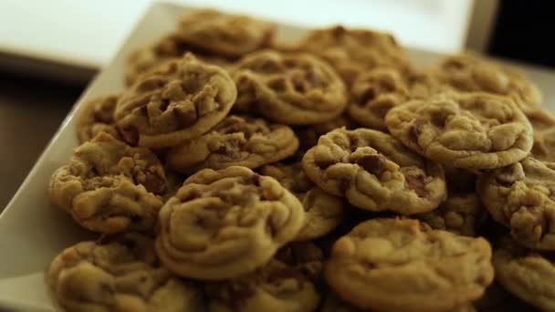 Högen Med Läckra Fuktiga Varma Choklad Chip Cookies Dessert Display — Stockvideo