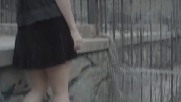 黒のハイヒールの靴とバーと暗い部屋でステップを下がる淡い足を持つ女の子のビュー — ストック動画