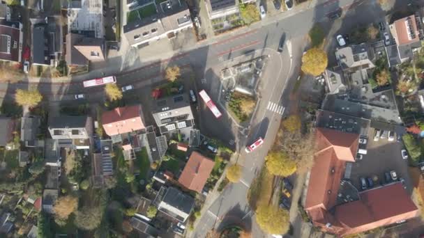 Top Antenn Buss Lämnar Liten Busstation Liten Stad Hösten — Stockvideo