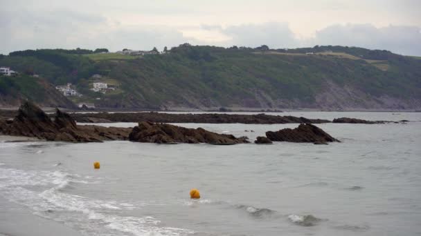 Gelbe Warnbojen Wippen Der Brandung Des East Looe Beach Looe — Stockvideo