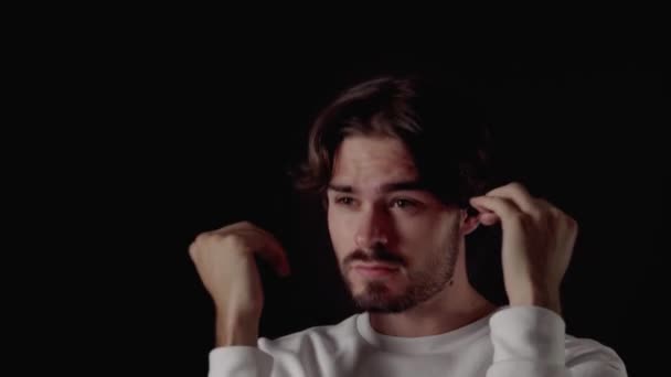 Hombre Joven Moda Jugando Con Andstraightening Cabello Cerca Fondo Negro — Vídeos de Stock