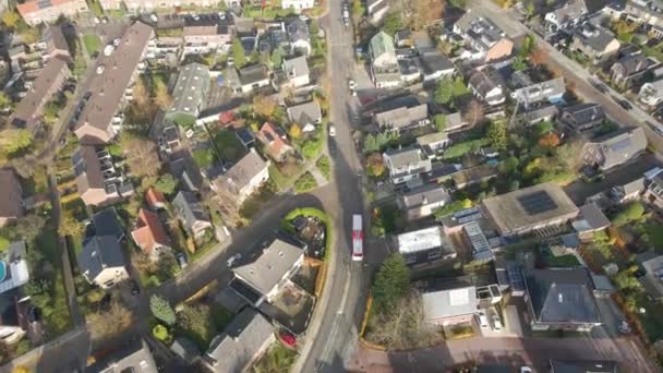 Flygning Buss Kör Genom Förort Område Och Stoppa — Stockvideo