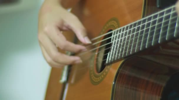 Primer Plano Mano Derecha Una Guitarra Clásica Ángulo Lateral Continuación — Vídeo de stock