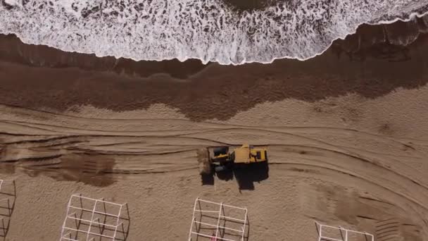 Vista Aérea Arriba Hacia Abajo Digger Agarrando Transportando Arena Playa — Vídeos de Stock
