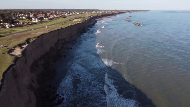 日没時のアルゼンチンの3月 プラタ クリフの空中飛行で有名な目的地 Drone Flight — ストック動画