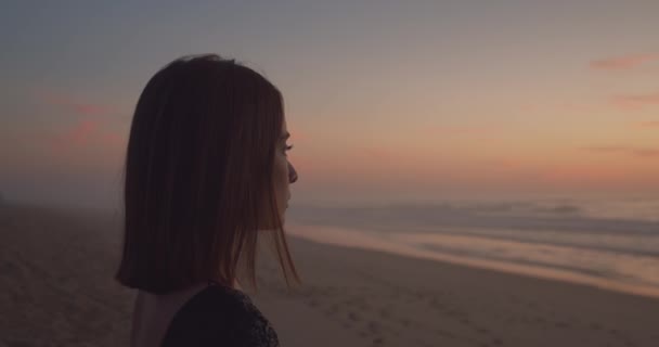 Triste Joven Mujer Parada Sola Sandy Beach Mirando Distancia Atardecer — Vídeos de Stock