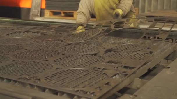 Fabrikada Endüstriyel Işçilerin Metal Levha Parçalarını Alırken Yakın Plan Çekimleri — Stok video