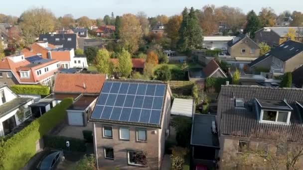 Jib Κάτω Από Μικρό Μονοκατοικία Μια Στέγη Γεμάτη Ηλιακούς Συλλέκτες — Αρχείο Βίντεο