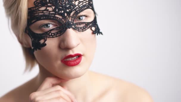 Femme Dentelle Noire Masque Rouge Lèvres Rouge Posant Arrière Plan — Video