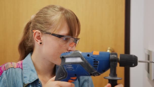 Jonge Roodharige Vrouw Met Een Veiligheidsbril Boorend Muur Concept Van — Stockvideo