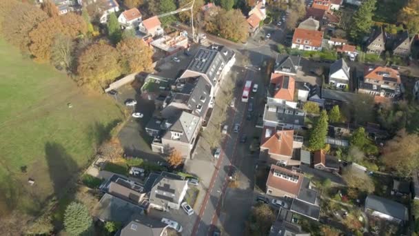 Aéreo Ônibus Dirigindo Sobre Rua Uma Pequena Cidade Autum — Vídeo de Stock