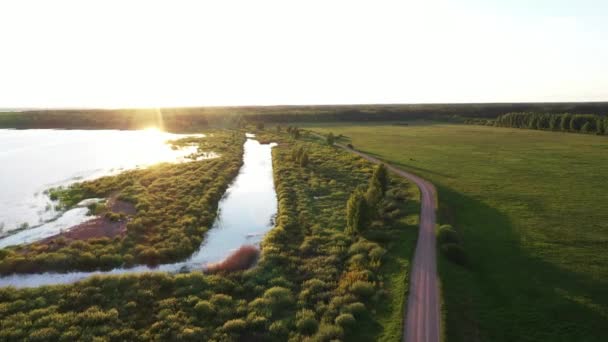 ラトビアの風景の湖の水に太陽の反射 空飛ぶ前方ビュー — ストック動画
