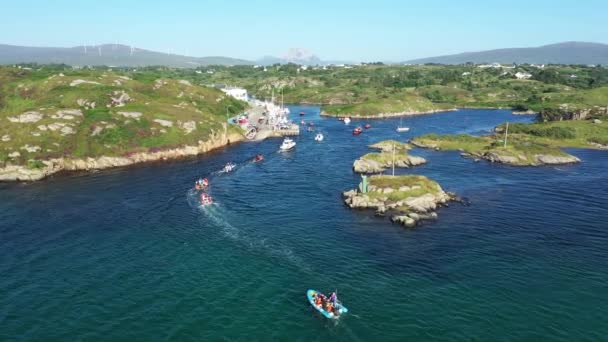 Corrida Barco Bunbeg Pier Dia Verão Com Monte Errigal Fundo — Vídeo de Stock