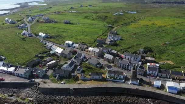 遠くに灯台があるトーリー島へのドローン飛行 Donegal Ireland — ストック動画