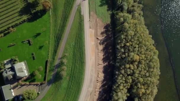 Vista Aérea Drone Sobre Bela Estrada Revelando Belo Lago Estufas — Vídeo de Stock