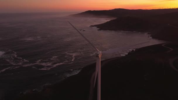 清晨日出时分 风力涡轮机在海面悬崖峭壁上空的近景 — 图库视频影像