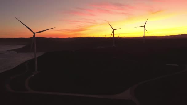 Luchtfoto Zonsondergang Windmolen Windturbine Groene Stroom Voorziening — Stockvideo