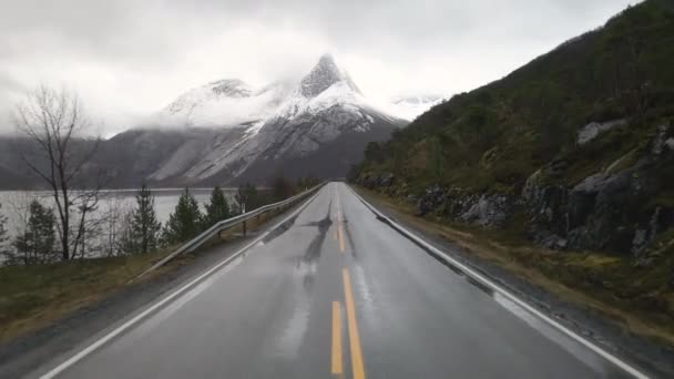 Υγρός Αρκτικός Δρόμος Προς Την Κατεύθυνση Του Χιονισμένου Βουνού Stetind — Αρχείο Βίντεο