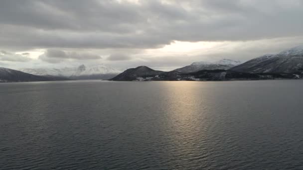 Drönare Utsikt Över Fjorden Gyllene Solstråle Reflekterar Vatten Snöiga Berg — Stockvideo