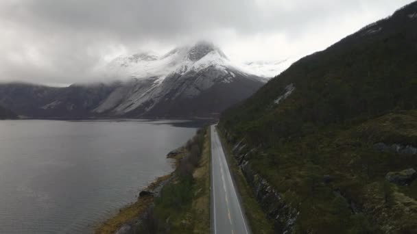 挪威Stetind山壮丽的无人驾驶飞机景观下的Tysfjord旁边的风景路 — 图库视频影像