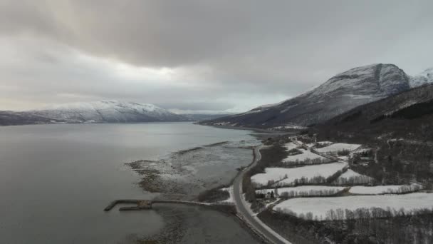 Eiskalte Norwegische Arktislandschaft Drohnenblick Auf Fjord Und Schneebedecktes Gebirge — Stockvideo