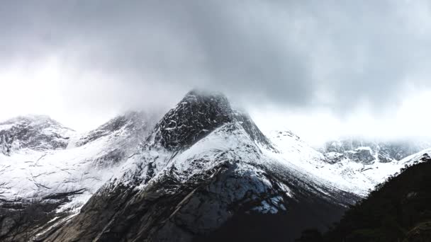 Distintiva Montaña Cubierta Nieve Stetind Noruega Dramático Lapso Tiempo — Vídeo de stock