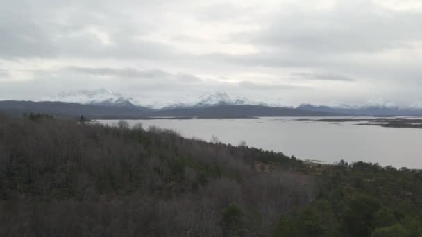 Snöig Bergskedja Polcirkeln Drönarutsikt Nordnorge — Stockvideo