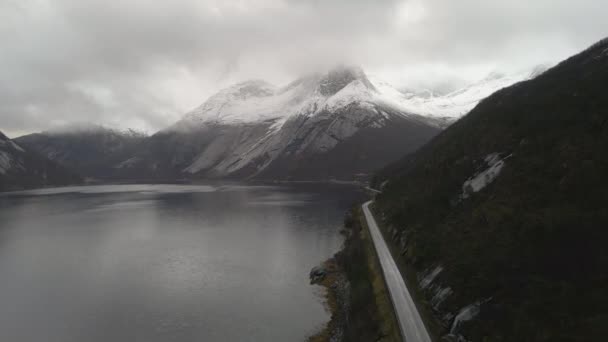 挪威诺德兰白雪覆盖的斯蒂丁山的空中景观 — 图库视频影像